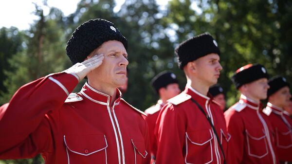 Казаки в сквере у памятника Славным сынам Отечества казакам и горцам