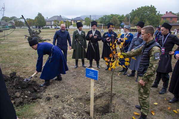 Участники V Всероссийского слета казачьей молодежи посетили подворье Горячеводской казачьей общины