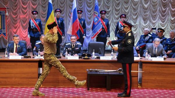  Атаман ВКО ВВД награждает участников СВО