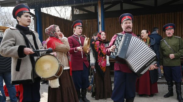 Участники празднования Широкой Масленицы на территории культурно-образовательного этнокомплекса Кумжа в Ростовской области