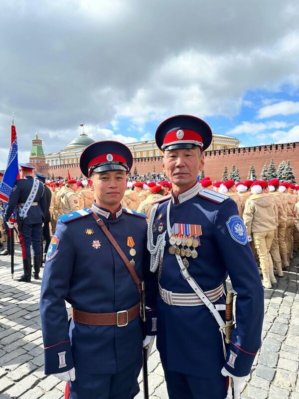 Джал Замбаев с отцом на параде Победы