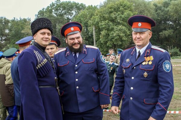 В центре есаул Иван Болдырев, товарищ атамана Первого Донского округа Всевеликого войска Донского, председатель Союза казачьей молодежи ВВД, кандидат наук, казаковед.