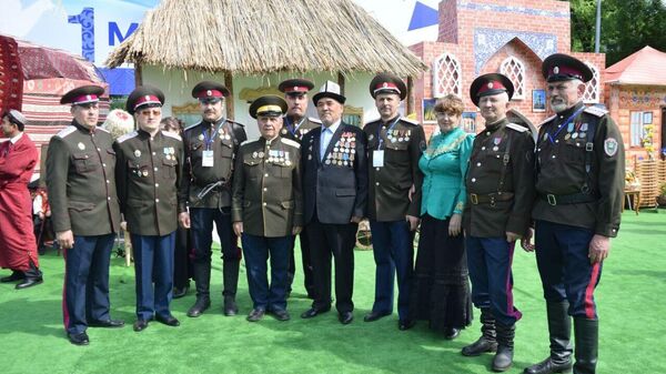 День единства народа Казахстана, 1 мая 2016 года, г. Алма-Ата. В таком стиле выставляются этнокультурные объединения Ассамблеи народа Казахстана День единства народа Казахстана, 1 мая 2016 года, г. Алма-Ата. В таком стиле выставляются этнокультурные объединения Ассамблеи народа Казахстана