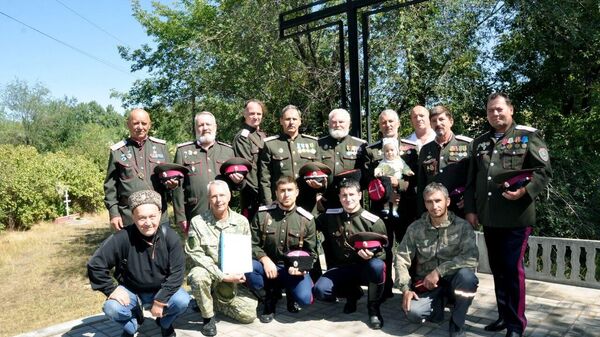 У Поклонного креста, установленного в память о репрессированных семиреченских казаках. Алматинская область, станица Софийская (г. Талгар), старое кладбище У Поклонного креста, установленного в память о репрессированных семиреченских казаках. Алматинская область, станица Софийская (г. Талгар), старое кладбище