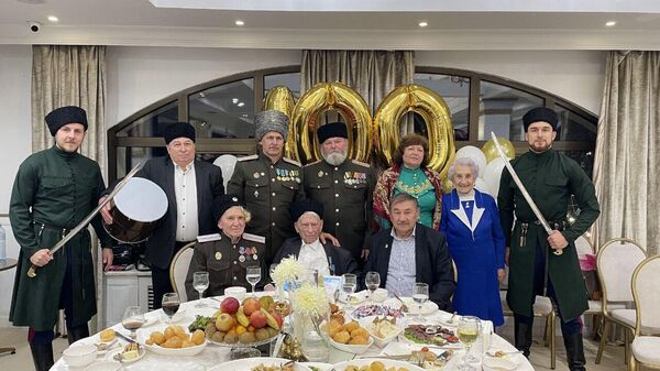 100-летие ветерана ВОВ, члена совета стариков Союза казаков Семиречья войскового старшины В.К.Изюмникова. В центре – председатель совета стариков Союза казаков Семиречья войсковой старшина В.Р.Попов, слева от него – атаман Союза казаков Семиречья В.С.Шихотов. В голубом платье – ветеран ВОВ, защитница Москвы Т.А.Максимова 100-летие ветерана ВОВ, члена совета стариков Союза казаков Семиречья войскового старшины В.К.Изюмникова. В центре – председатель совета стариков Союза казаков Семиречья войсковой старшина В.Р.Попов, слева от него – атаман Союза казаков Семиречья В.С.Шихотов. В голубом платье – ветеран ВОВ, защитница Москвы Т.А.Максимова