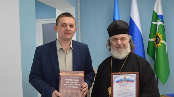 Протоиерей Виталий Коценко вместе с помощником первого заместителя руководителя администрации главы ЛНР Андреем Касеевым