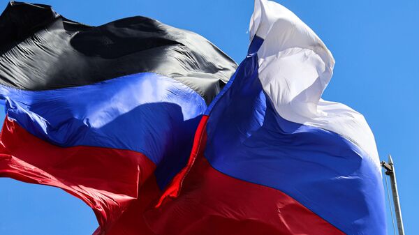 Флаги России и ДНР