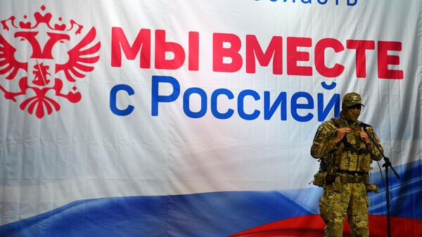 Военнослужащий ВС РФ выступает перед жителями Запорожья