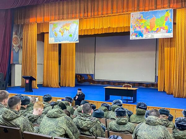 Войсковой священник Центрального казачьего войска иерей Марк Кравченко с воинами-казаками в Кантемировской дивизии Войсковой священник Центрального казачьего войска иерей Марк Кравченко с воинами-казаками в Кантемировской дивизии