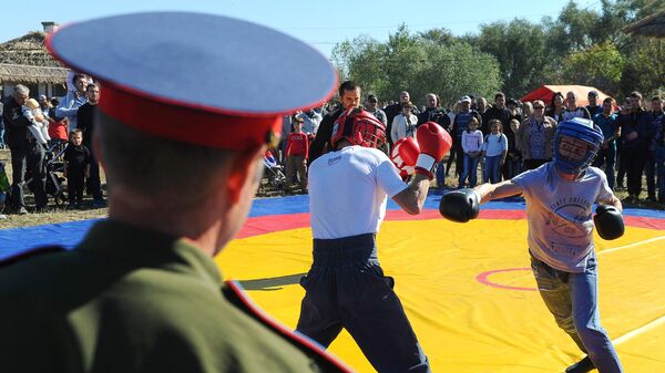 Участники соревнований по борьбе на традиционных казачьих играх 