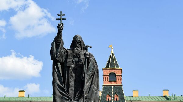 Памятник патриарху Гермогену в Александровском саду в Москве
