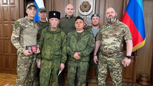 Временно исполняющий обязанности губернатора Оренбургской области Евгений Солнцев на встрече с бойцами отряда БАРС-6 в Луганске