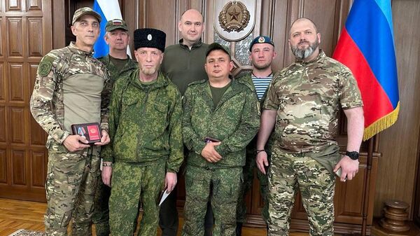 Временно исполняющий обязанности губернатора Оренбургской области Евгений Солнцев на встрече с бойцами отряда БАРС-6 в Луганске