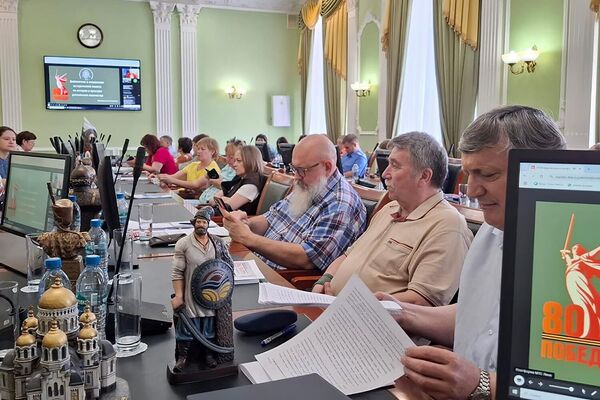 Профессор Александр Скорик (справа, выглядывает из-за монитора), рядом с ним – профессор Андрей Венков и другие участники конференции Профессор Александр Скорик (справа, выглядывает из-за монитора), рядом с ним – профессор Андрей Венков и другие участники конференции