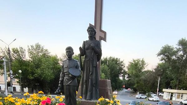 Сторона белых. Памятник примирения и согласия в Новочеркасске Сторона белых. Памятник примирения и согласия в Новочеркасске