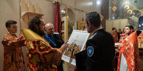 Атаман Всероссийского казачьего общества Виталий Кузнецов вручает архиепископу Пятигорскому и Черкесскому Феофилакту фото с установкой поклонного креста Атаман Всероссийского казачьего общества Виталий Кузнецов вручает архиепископу Пятигорскому и Черкесскому Феофилакту фото с установкой поклонного креста