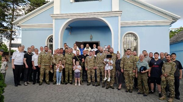 Казаки Терского войска и добровольцы бригады Терек у казачьего храма Успения Пресвятой Богородицы станицы Горячеводской Казаки Терского войска и добровольцы бригады Терек у казачьего храма Успения Пресвятой Богородицы станицы Горячеводской