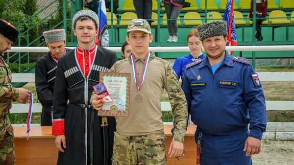 Члены казачьего военно-спортивного клуба Беркут Члены казачьего военно-спортивного клуба Беркут