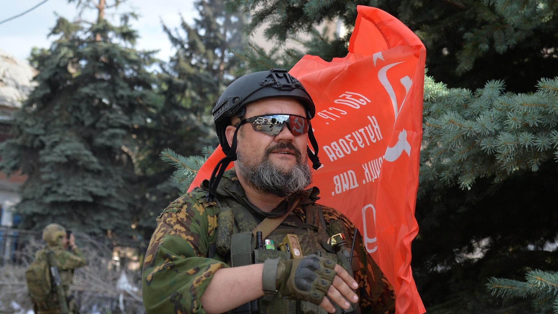 Командир шестого отдельного гвардейского казачьего полка имени Матвея Платова полковник Владимир Полуполтинных со Знаменем Победы в Лисичанске - РИА Новости, 1920, 10.07.2025