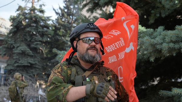 Командир шестого отдельного гвардейского казачьего полка имени Матвея Платова полковник Владимир Полуполтинных со Знаменем Победы в Лисичанске