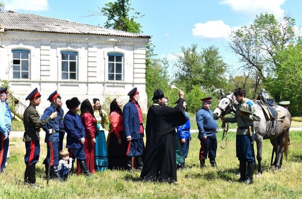 Казаки всегда рядом со своим батюшкой Казаки всегда рядом со своим батюшкой