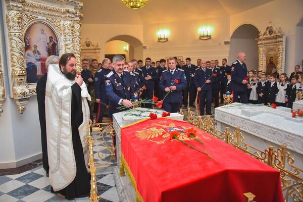 Отец Георгий и донские казаки у места упокоения атамана Матвея Платова Отец Георгий и донские казаки у места упокоения атамана Матвея Платова