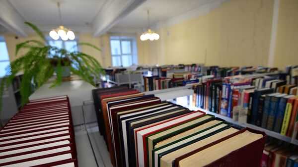 Книжные полки в одной из библиотек