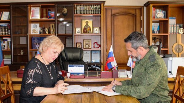 Атаман Всероссийского казачьего общества Виталий Кузнецов и ректор ДонГУ Светлана Беспалова на подписании соглашения