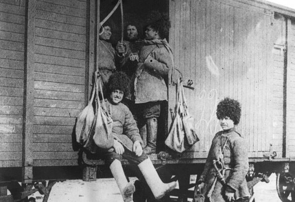 Казаки едут на фронт. 1914 год Казаки едут на фронт. 1914 год