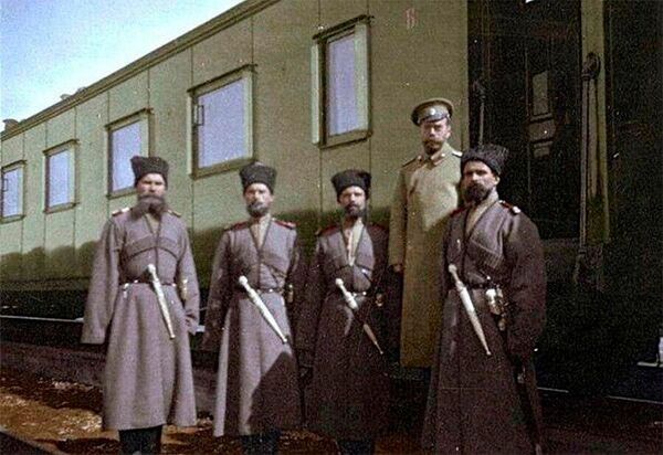 Последний русский царь Николай II с казаками у своего штабного вагона. 1914 год Последний русский царь Николай II с казаками у своего штабного вагона. 1914 год