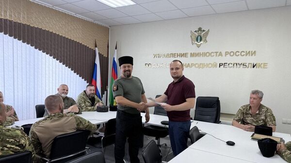 Атаман ГКО Станица Донецкая Александр Ефременко получает свидетельство о внесении казачьего общества в государственный реестр казачьих обществ РФ