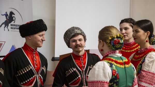 Молодые казаки и казачки на Молодежном казачьем кругу