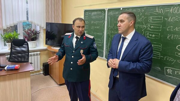 Председатель тюменской региональной детско-юношеской общественной организации Казачья молодежь Сибири Виктор Клишев и председатель комитета по делам национальностей Тюменской области Роман Рзаев