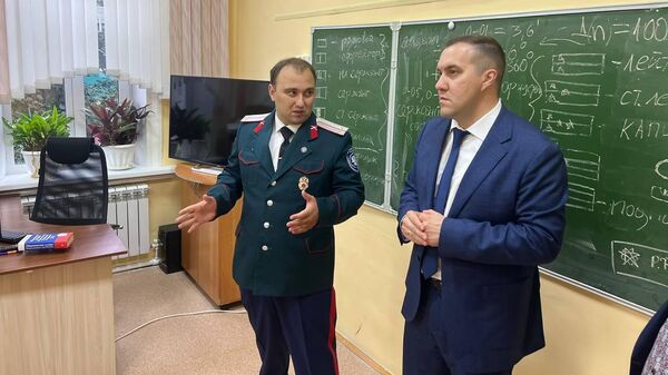 Председатель тюменской региональной детско-юношеской общественной организации Казачья молодежь Сибири Виктор Клишев и председатель комитета по делам национальностей Тюменской области Роман Рзаев