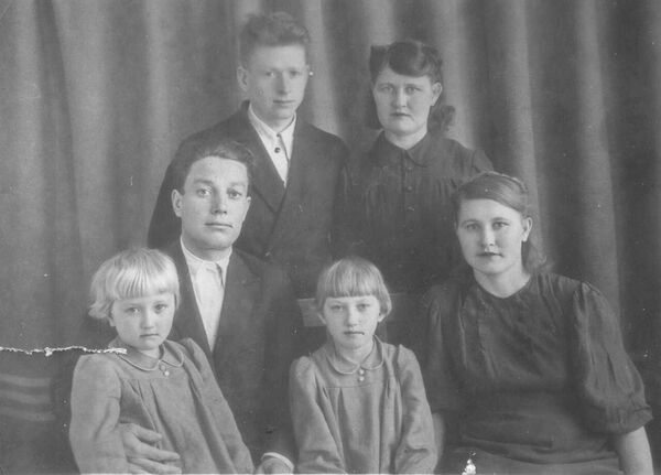 Верхний ряд: Двоюродная прабабушка Сергея Балаклеева Надежда Подойницына с мужем. Средний ряд: Дед Сергея Балаклеева Леонид Ефименко и его супруга Антонина (Подойницына). Нижний ряд: мать Сергея Балаклеева Нелли и ее сестра Ида Верхний ряд: Двоюродная прабабушка Сергея Балаклеева Надежда Подойницына с мужем. Средний ряд: Дед Сергея Балаклеева Леонид Ефименко и его супруга Антонина (Подойницына). Нижний ряд: мать Сергея Балаклеева Нелли и ее сестра Ида