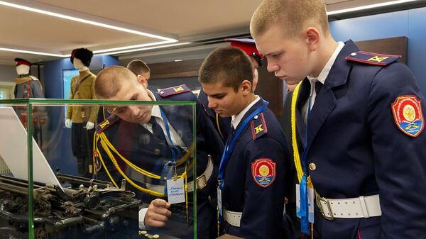 Воспитанники казачьих кадетских корпусов Луганской Народной Республики на экскурсии в Центральном музее российского казачества в Москве 