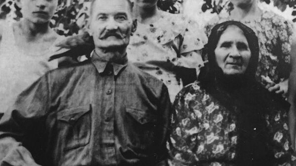 Григорий Васильевич и Евдокия Кирилловна Хиль сидят, справа стоит Хиль Софья Родионовна Григорий Васильевич и Евдокия Кирилловна Хиль сидят, справа стоит Хиль Софья Родионовна