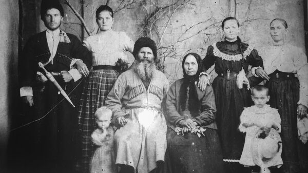 Семья Скворцовых. Слева направо: Егор Ефимович и его супруга Ольга, Ефим Иванович и его супруга Прасковья, Елизавета Михайловна, Ольга Михайловна. Дети – Петр и Александра. Семья Скворцовых. Слева направо: Егор Ефимович и его супруга Ольга, Ефим Иванович и его супруга Прасковья, Елизавета Михайловна, Ольга Михайловна. Дети – Петр и Александра.
