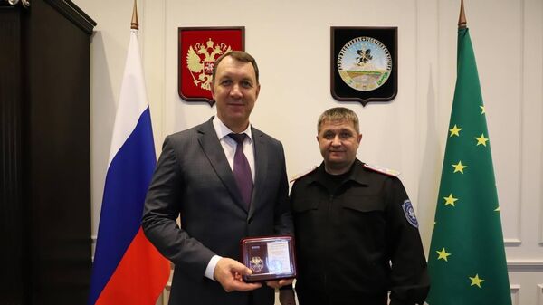 Вручение нагрудного креста За заслуги перед кубанским казачеством руководителю администрации главы и кабинета министров Республики Адыгея Владимиру Свеженцу Вручение нагрудного креста За заслуги перед кубанским казачеством руководителю администрации главы и кабинета министров Республики Адыгея Владимиру Свеженцу