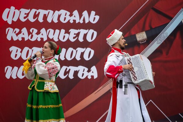 Выступление ансамбля на торжественном открытии фестиваля Выступление ансамбля на торжественном открытии фестиваля