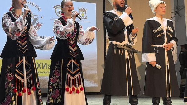 Участники межрегионального фестиваля казачьей культуры Крымские тулумбасы