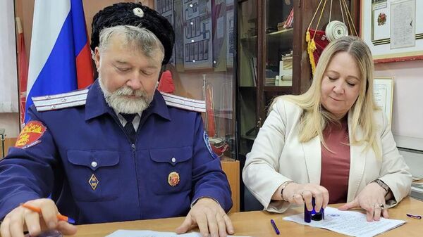 Подписание соглашения о сотрудничестве между атаманом Тверского ОКО ВКО ЦКВ и директором средней общеобразовательной школы №25 имени Героя Советского Союза Н.И.Кирьянова