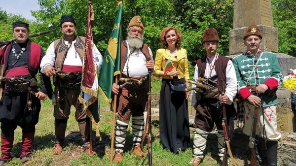 Надежда Воробьева с болгарскими ополченцами из общества исторической реконструкции Традиция (город Павликени)