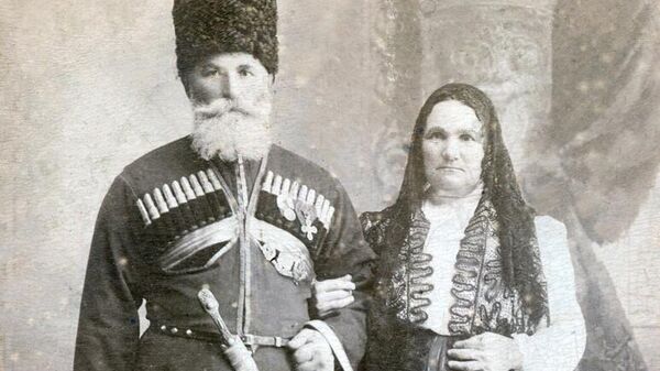 Казак станицы Усть-Лабинской ветеран Русско-турецкой войны 1877–1878 годов конвоец Петр Пелипенко (Пилипенко) со своей женой Казак станицы Усть-Лабинской ветеран Русско-турецкой войны 1877–1878 годов конвоец Петр Пелипенко (Пилипенко) со своей женой