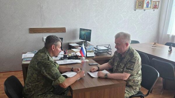 Рабочая встреча депутата Государственной Думы РФ Виктора Водолацкого и директора Алчевского казачьего кадетского корпуса имени М.И.Платова Владислава Багринцева в ЛНР