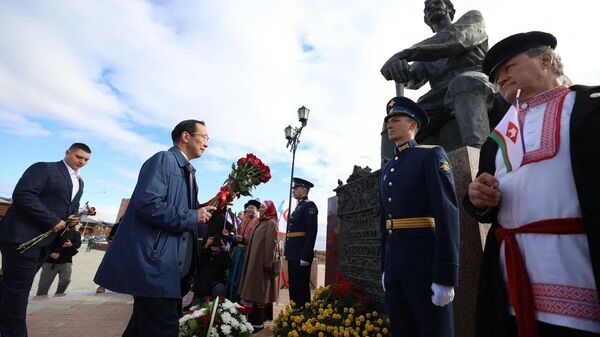 Торжественная церемония возложения цветов к памятнику Петра Бекетова