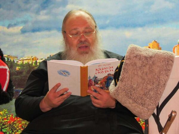 Протоиерей Никита (Панасюк) читает поучительную сказку Якутского полка казакам Донбасса Протоиерей Никита (Панасюк) читает поучительную сказку Якутского полка казакам Донбасса