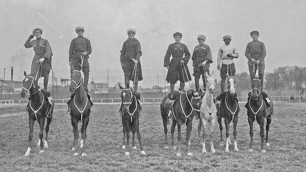 Казаки-джигиты на стадионе Буффало под Парижем. Май 1925-го года. Казаки-джигиты на стадионе Буффало под Парижем. Май 1925-го года.