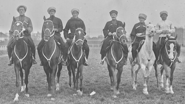 Казаки-джигиты на стадионе Буффало под Парижем. Май 1925-го года. Казаки-джигиты на стадионе Буффало под Парижем. Май 1925-го года.