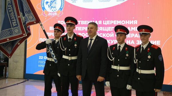 Вручение переходящего знамени Президента РФ лучшему казачьему кадетскому корпусу в Кремлевском дворце в Москве Вручение переходящего знамени Президента РФ лучшему казачьему кадетскому корпусу в Кремлевском дворце в Москве